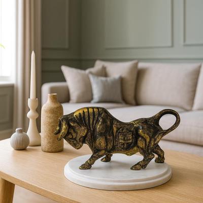 Statua di Toro in Resina con Finitura Ottone per Decorazione Domestica (Confezione da 1, Oro e Nero)