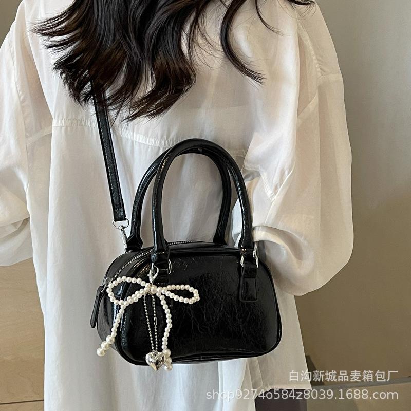 French niche design portable small bag women's bag 2025 new trendy fashion shoulder bag foreign style messenger small square bag