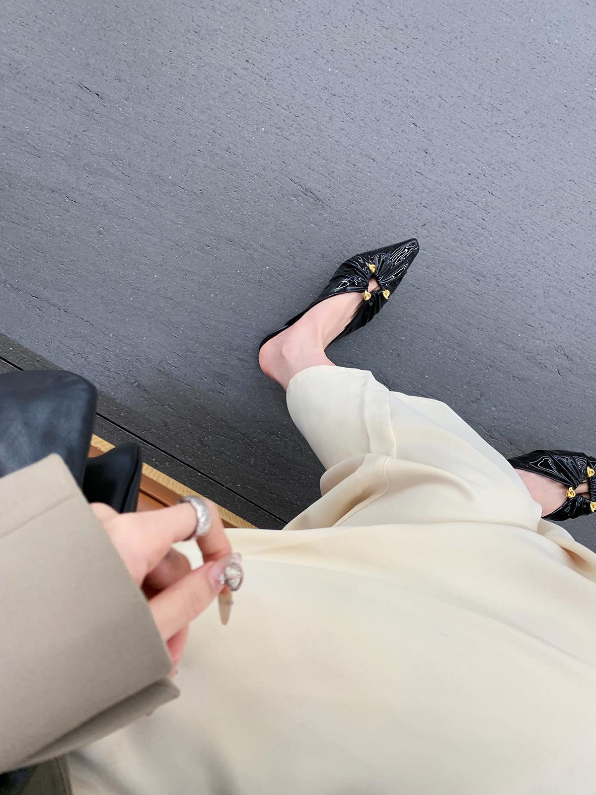 

Sheepskin version of grape mother, the same triangular buckle cool slippers, women s hollow pointed head pleated bag head Muller half slippers 40