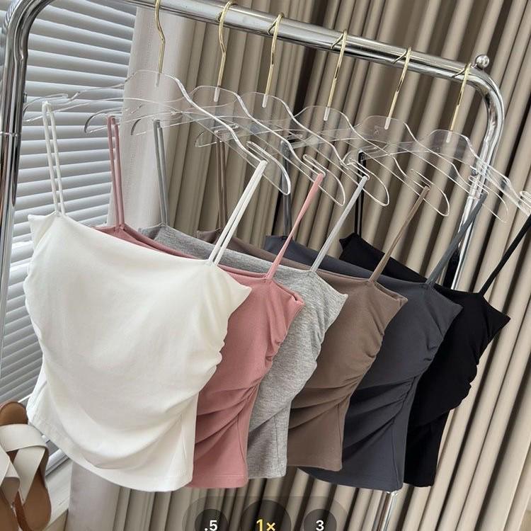 Kořenitý korejský řasený tank na špagetová ramínka s racerback střihem, polstrovaným bandeau poprsím a přiléhavým střihem bez rukávů.