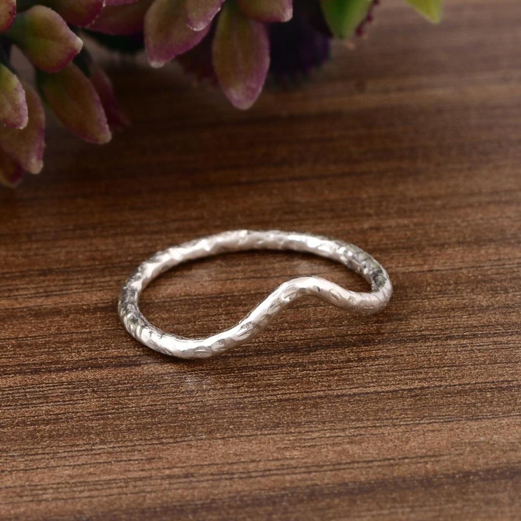 Minimalist Wave Ring 925 Sterling Silver | Curved Stackable Ring | Dainty Hammered Band | Simple Everyday Ring | Gift for Her