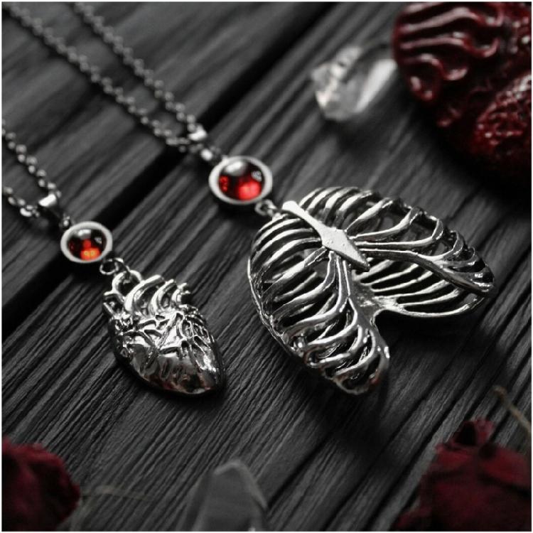 Detailed Metal Gothic Necklace With Heart Charm Perfect For Dark Aesthetic Wardrobe