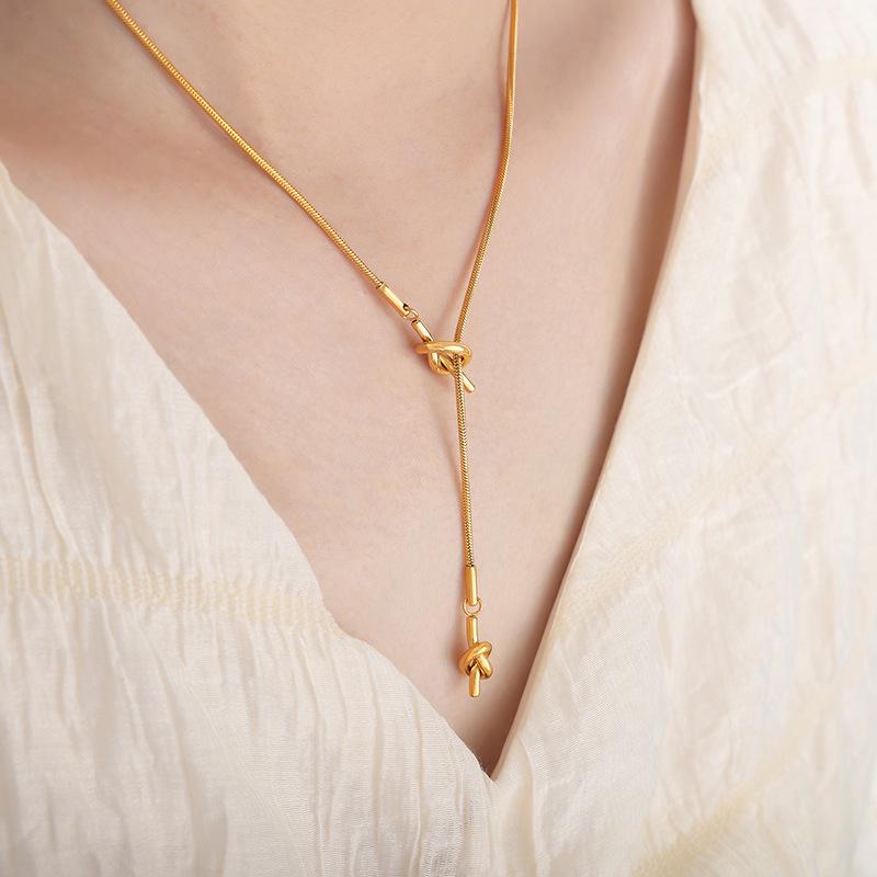 18K Gold Baroque Twist Buckle Clavicle Necklace in Titanium Steel