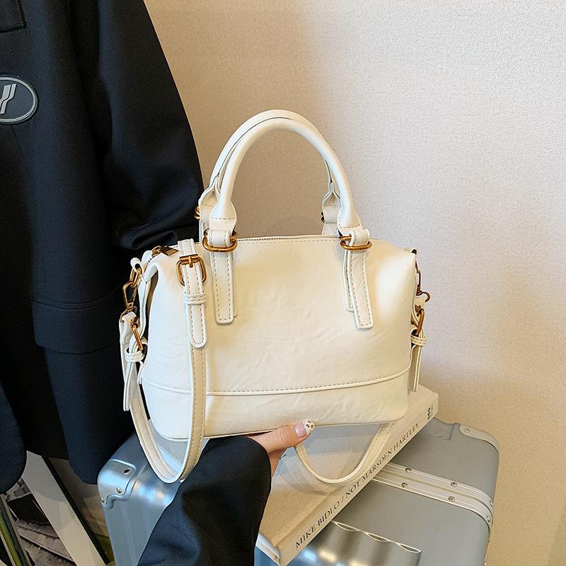 This Year, Popular Bags Are Women's 2025 New Trendy Handbags, Autumn and Winter High-end Retro Shoulder Messenger Pillow Bags.