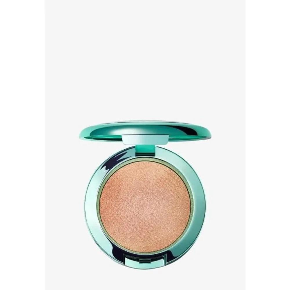 MAC Bounce & Glim Highlighter - Butterglim The colour is