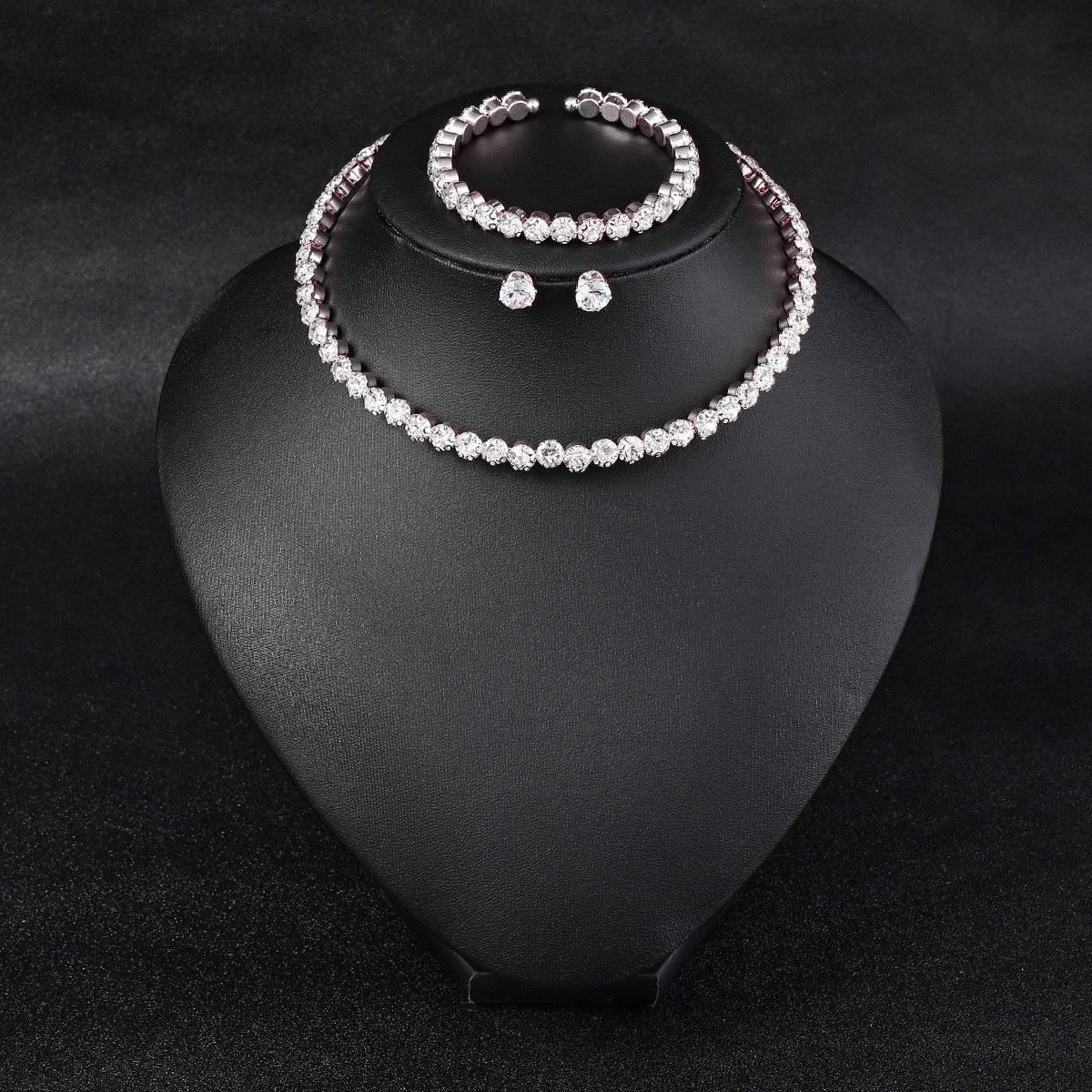 

Комплект свадебных украшений из трех предметов: Бриллиантовое трехрядное ожерелье, браслет и серьги с увеличенным дизайном цепочки в виде когтей