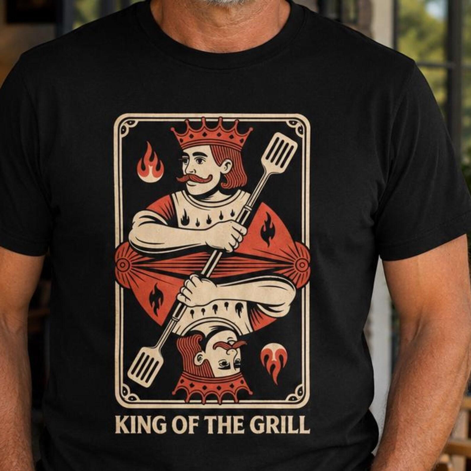 King of the Grill Shirt – Funny BBQ King T-Shirt, Grilling Dad Tee, Retro Playing Card Barbecue Shirt for Grill Masters S