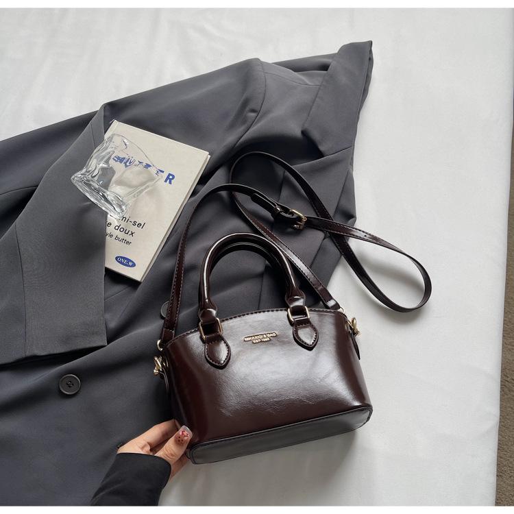 

2025 new temperament retro solid color fashion bucket bag simple handbag casual shoulder messenger women s bag
