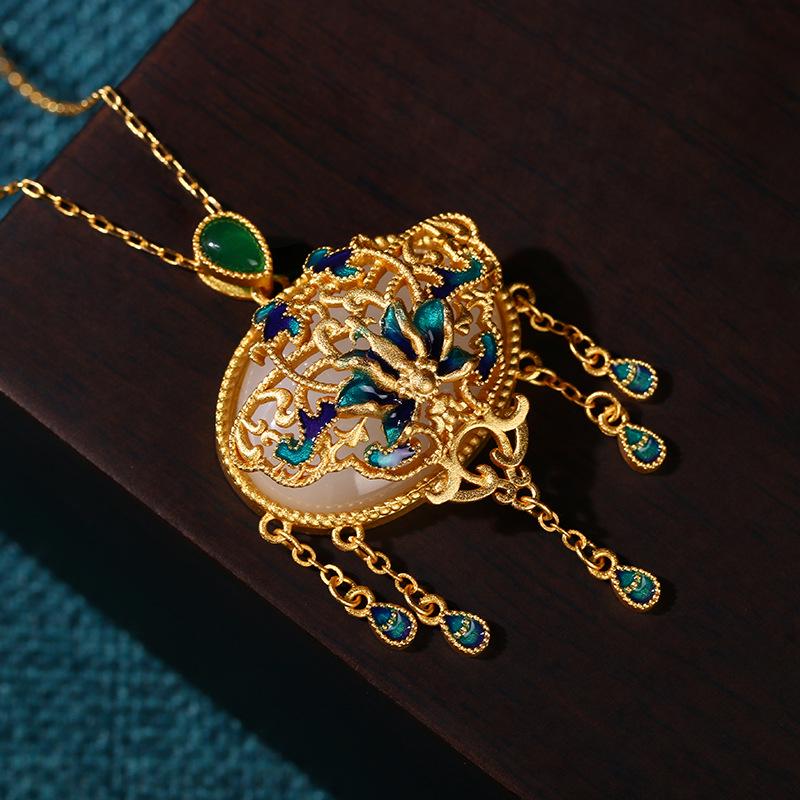 Retro Chinesischer Hofstil Emaille-Halskette mit Jade-Imitation, Blumen- und Schmetterlingsdesign, Quasten-Akzent