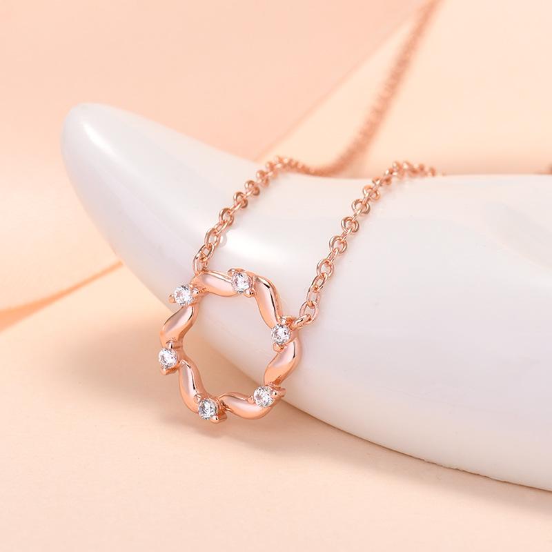 

Колье Кольцо Мёбиуса для Женщин Нишевая Легкая Роскошь Геометрическая Цепочка на Ключицу Модное Маленькое Свежее Подвеска Венок из Розового Золота