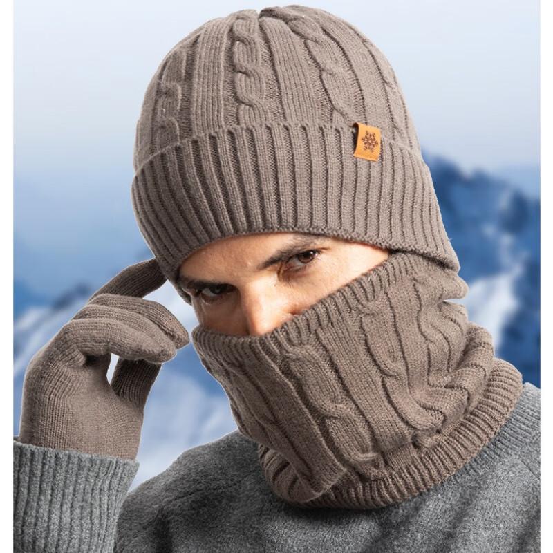 

В язана зимова шапка, шарф та рукавички на флісовій підкладці