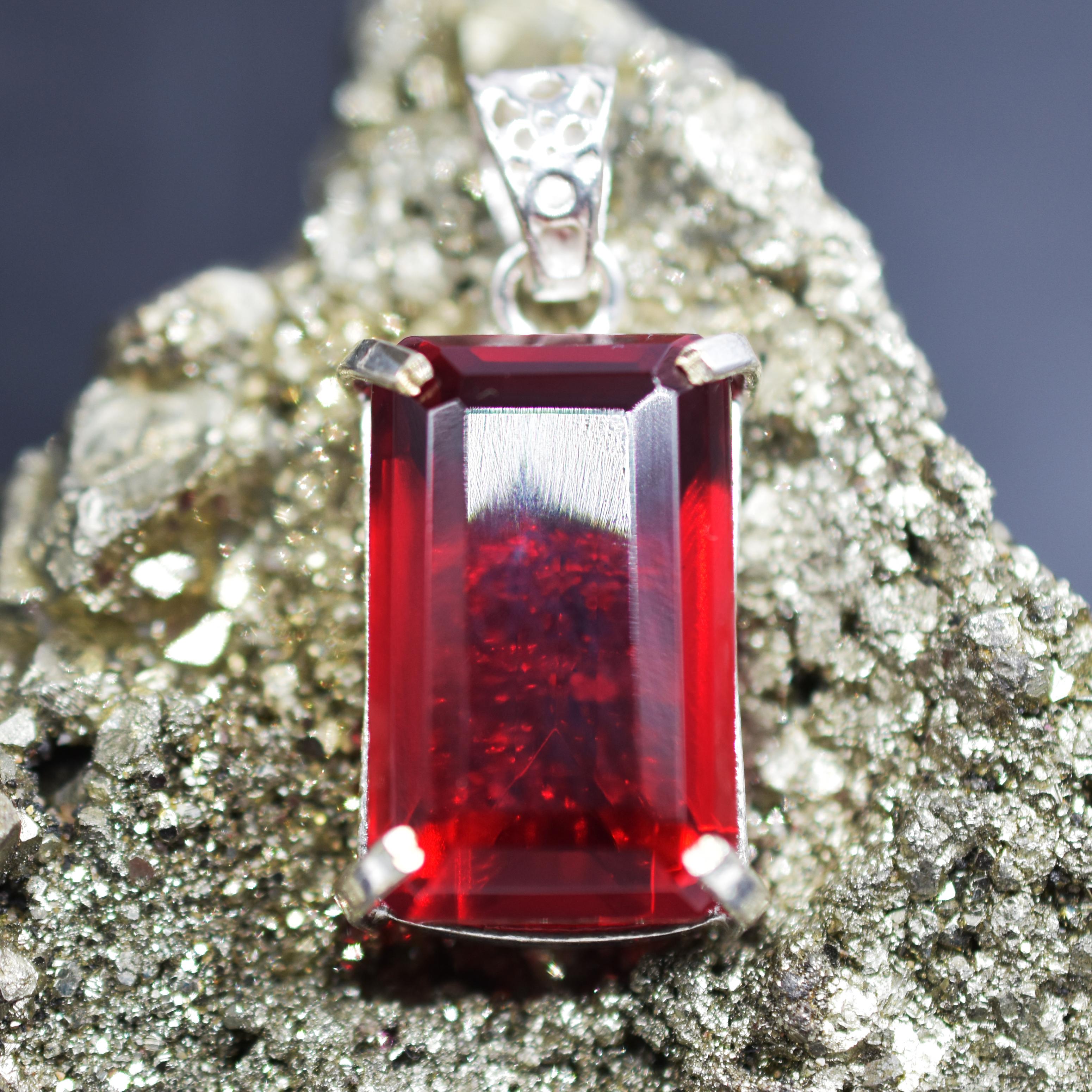 

Beautiful Natural London Red Topaz Pendant Emerald 69Ct 925 Sterling Silver Gems my-386-k 26.4 MM Approx. червоний
