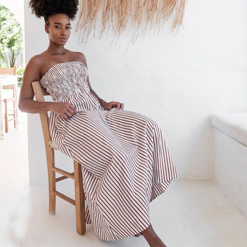 Полосатое платье миди без бретелек — фото 17