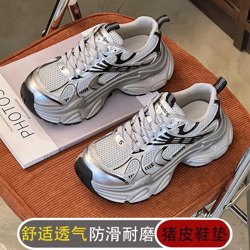 Модные женские кроссовки на шнуровке и сетке — фото 8