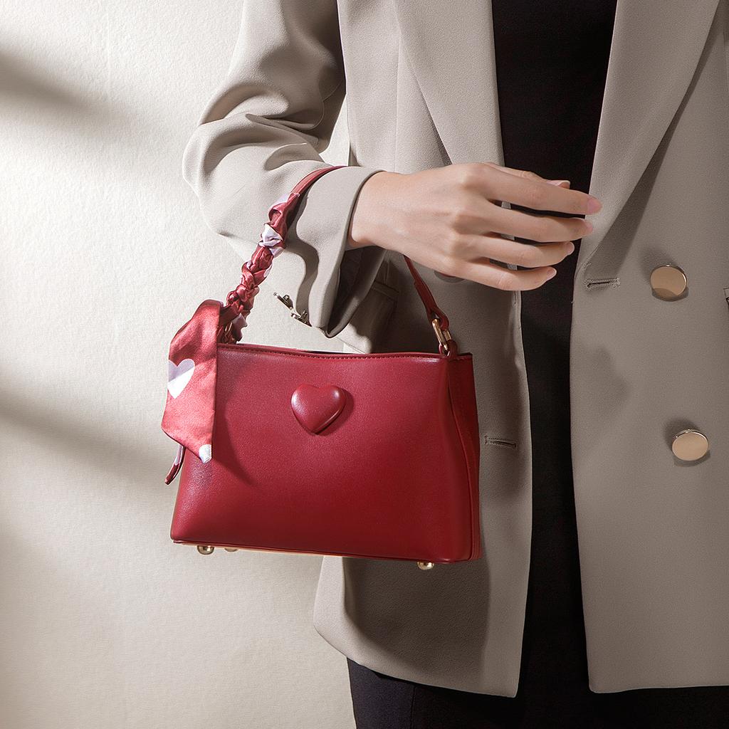 A Niche Hand-held Red Wedding Bag for Brides, A Heart-shaped Commuting Crossbody Single-shoulder Bag for Women