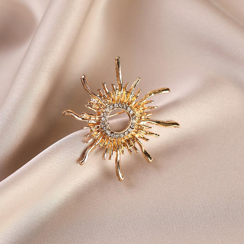 Retro Alloy Sun God Badge Brooch, High-end, Light Luxury, Niche and Exaggerated Brooch, Women's Baroque Corsage