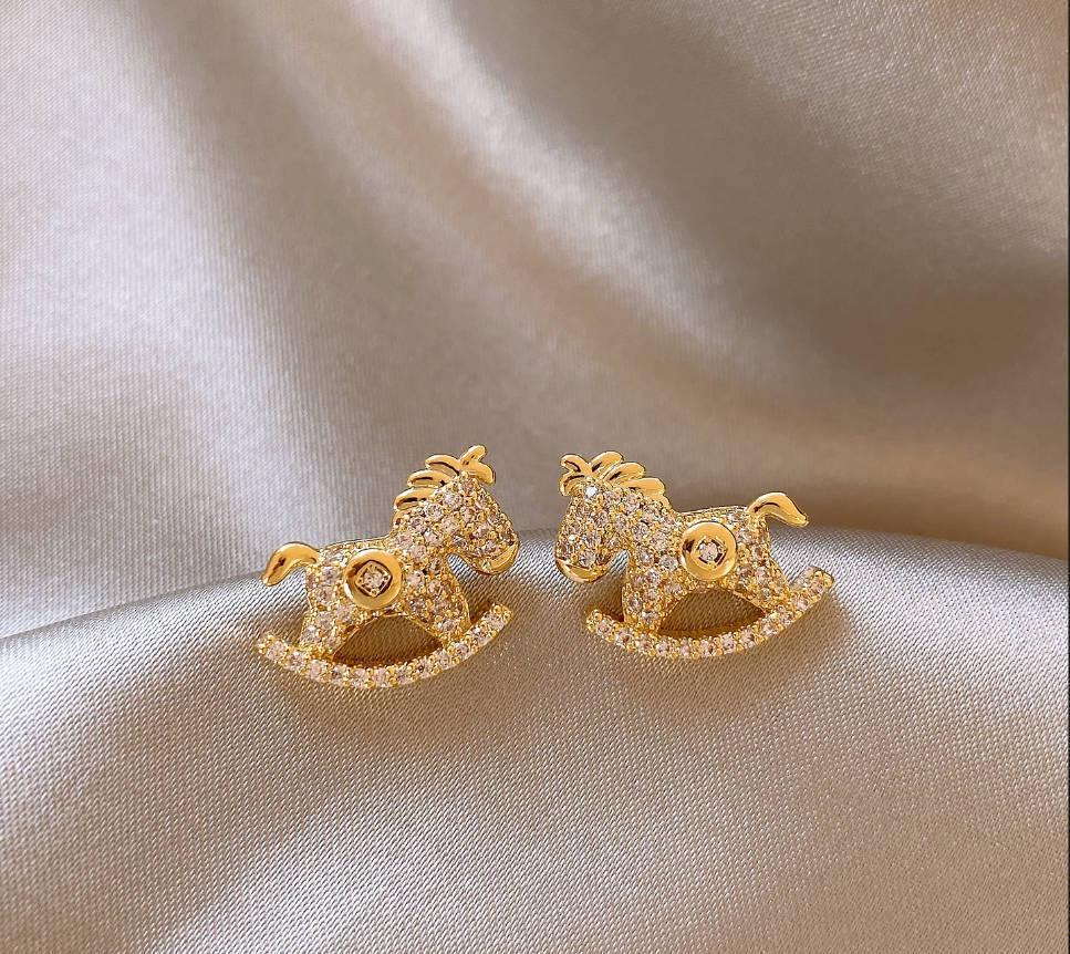 Elegant Pearl Stud Earrings: Simple, High-End Design for Autumn/Winter 2024