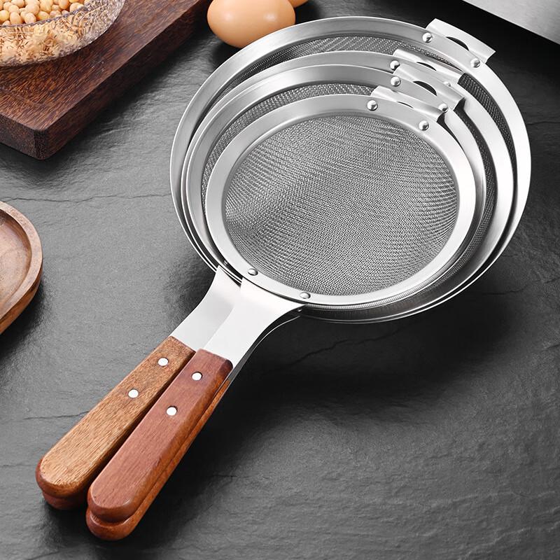 Feinmaschiges Sieb aus Edelstahl mit Holzgriff