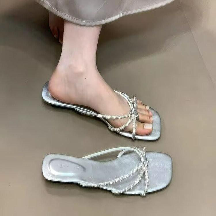 2025 new summer rhinestone soft bottom seaside beach flat bottom clip toe herringbone French small cool slippers women's wear