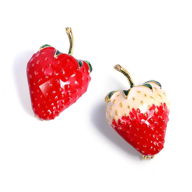 Strawberry Brooch: Cute Japanese Cardigan Lapel Pin for Women - Versatile Decorative Corsage Accessory
