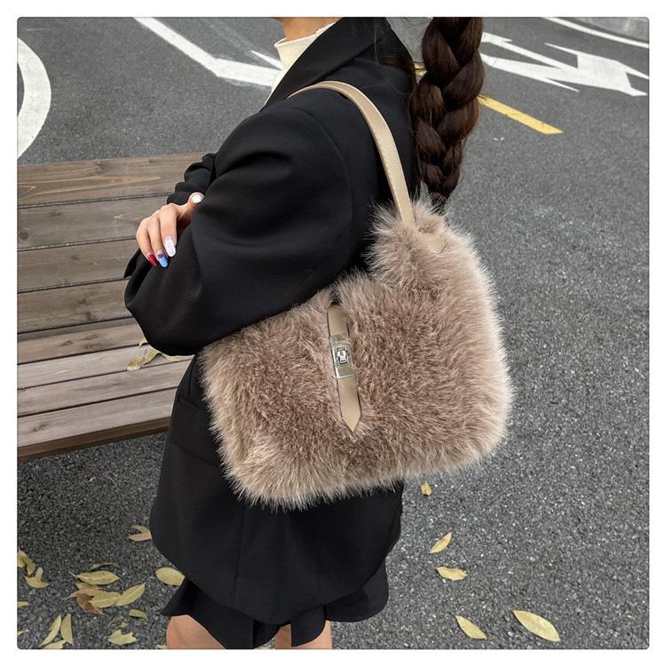 

2025 Autumn/Winter Furry Felt Crossbody Bag - Macaron Color with Cute Button Design