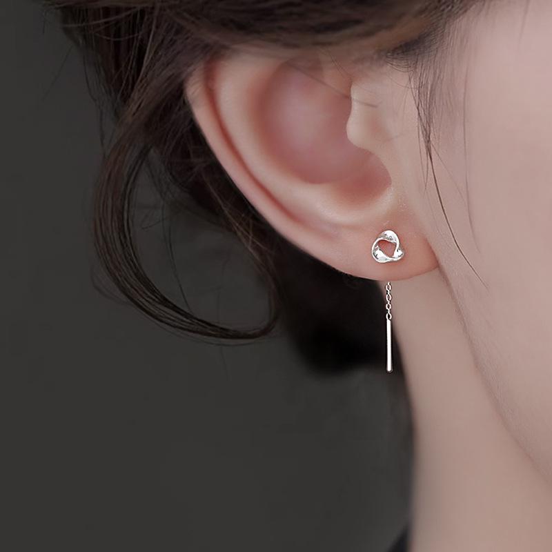 Pendientes de Hilo con Borla Minimalistas Moebius: Diseño de Nicho, Exquisito y Versátil para Mujeres.