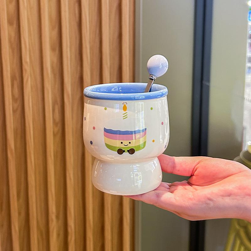 Birthday gift, girl holding a coffee cup, high-value ceramic latte cup, household drinking cup, and mug as a souvenir.