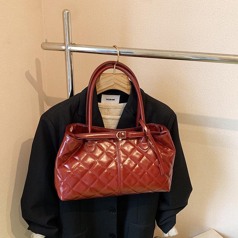 

2025 Trendy Large-Capacity Diamond Pattern Shoulder Tote for Autumn & Winter красный