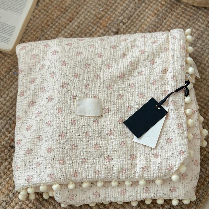 Cotton Crinkled Gauze Blanket Soft Breathable Pom Pom Throw Lightweight Portable for Office Nap Sofa Couch Outdoor Travel All Season Warm Blanket