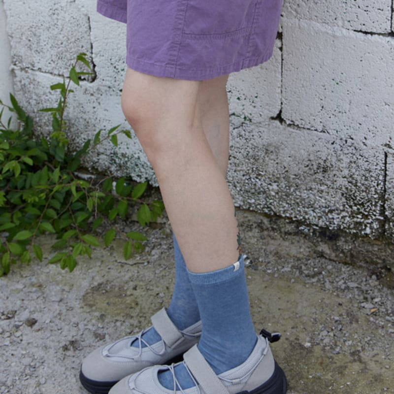 Monochrome [online Exclusive]25 Rough Dyeing Socks (smoke Blue)