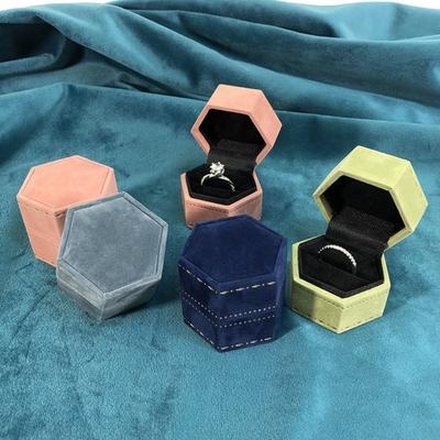 Creación de joyas – Estuches y exhibidores para joyería