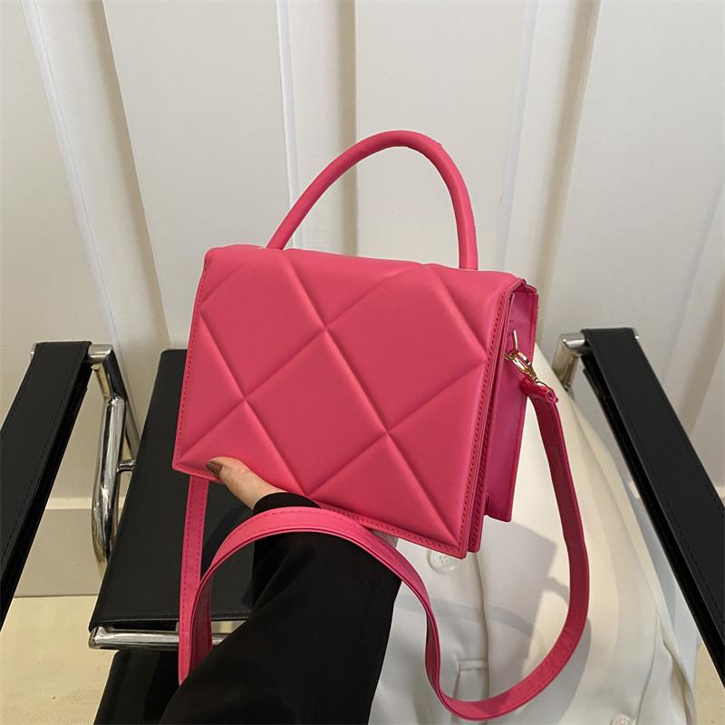 Versatile Medium-sized Handbag With Synthetic Leather Lining ярко-розовый