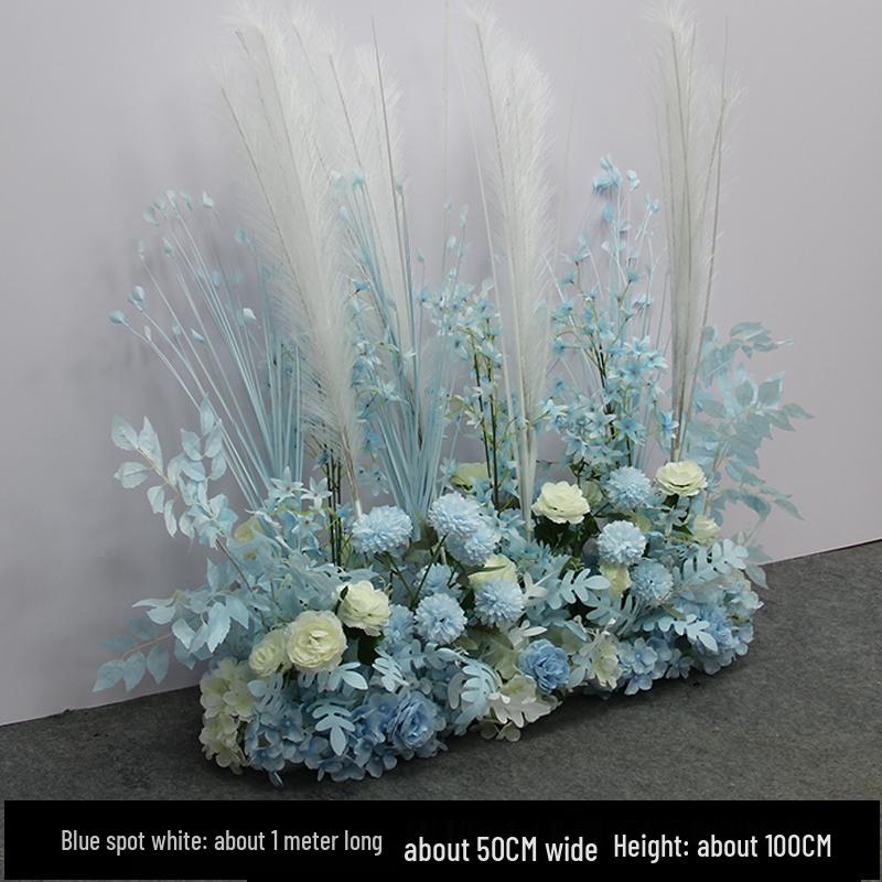 Hochzeitsgangdekoration im New Forest-Stil mit Blumen und Federn