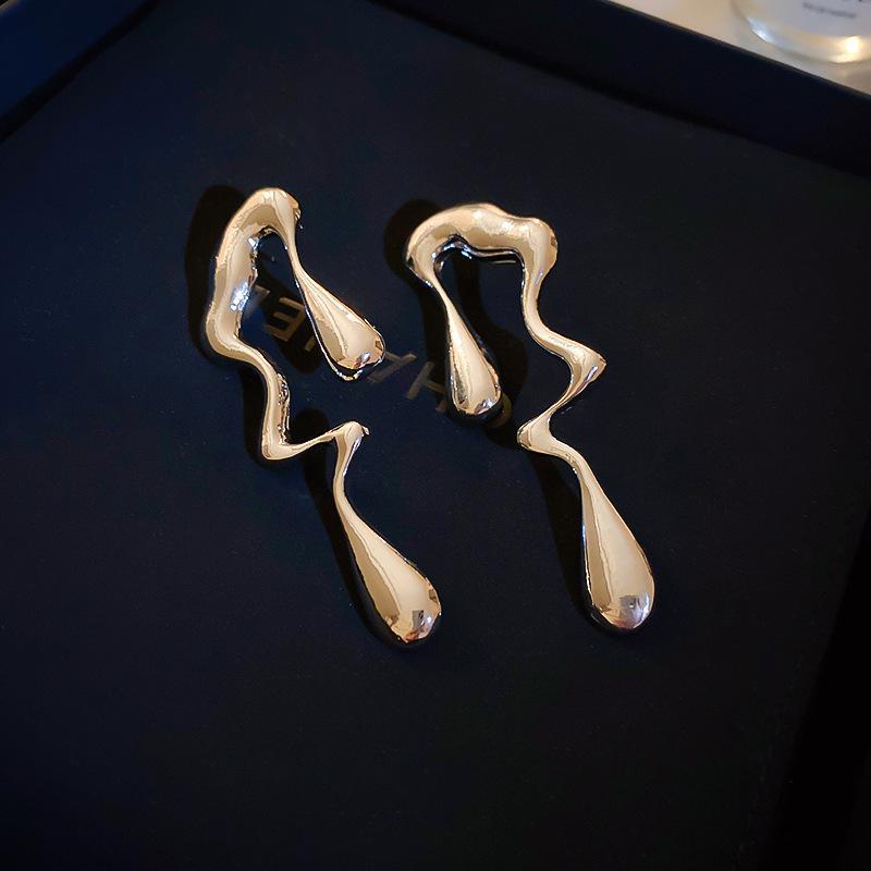 Přehnané kovové náušnice evropského a amerického stylu – stříbrná jehla, módní špičkový design pro ženy