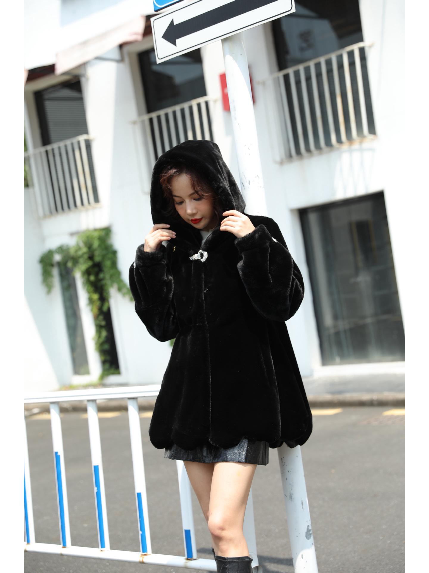 

Пальто из искусственного меха норки и тосканы с капюшоном в корейском стиле с оборками и волнистым подолом (2021) One Size