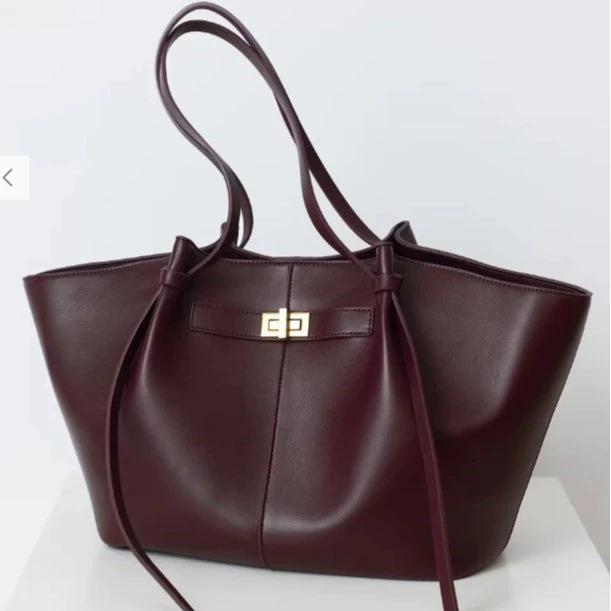 Lightweight and Spacious 2026 New Wing Bag Women's High-End Style Handbag Commuter Mom Tote Bag