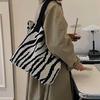 Zimowa dzianina Miękka tkanina Torba na ramię Wzór zebry Damska Duża pojemność Wygodna torba shopper KTY