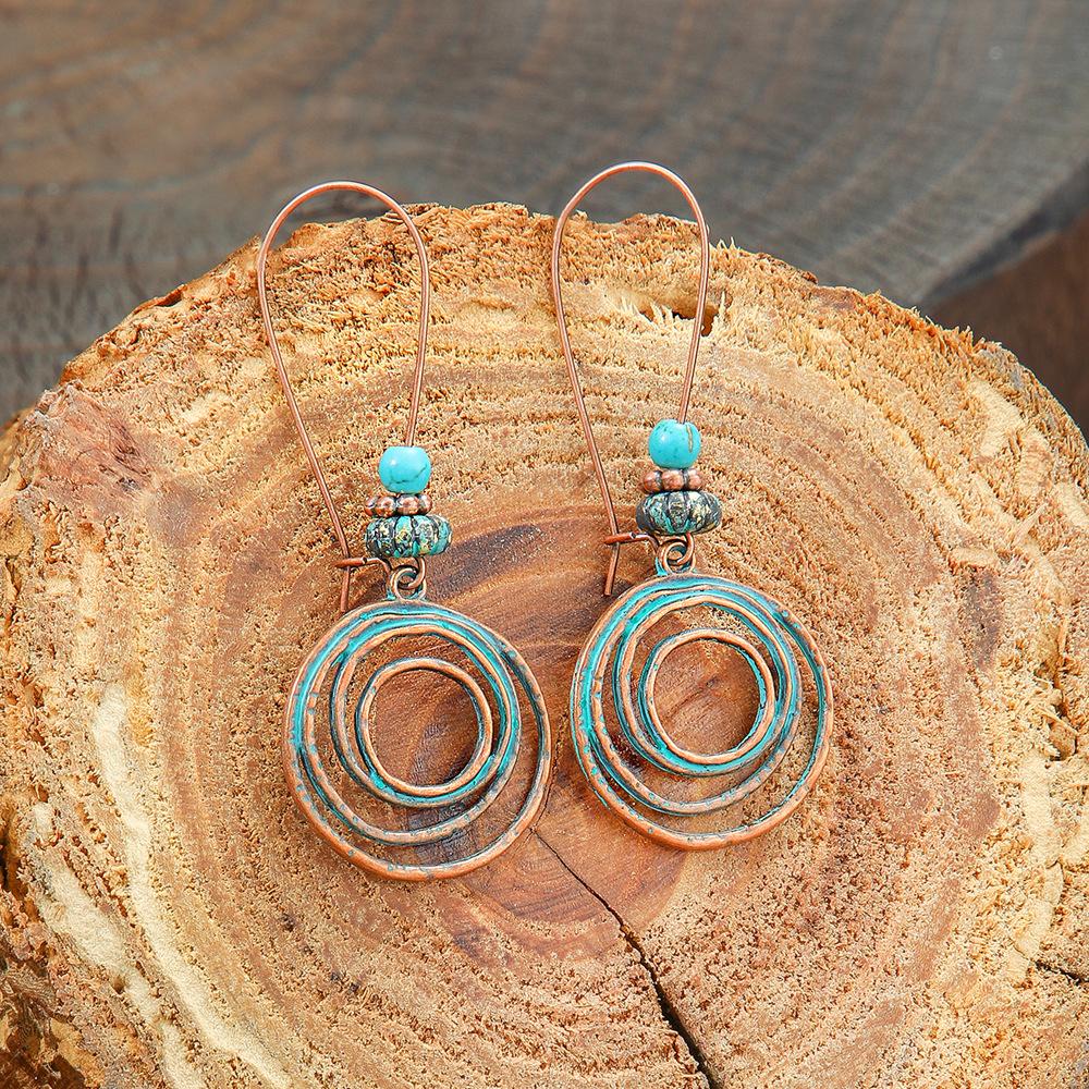 Retro náušnice v bohémském stylu s kovovými geometrickými vyřezávanými náušnicemi v etnickém stylu