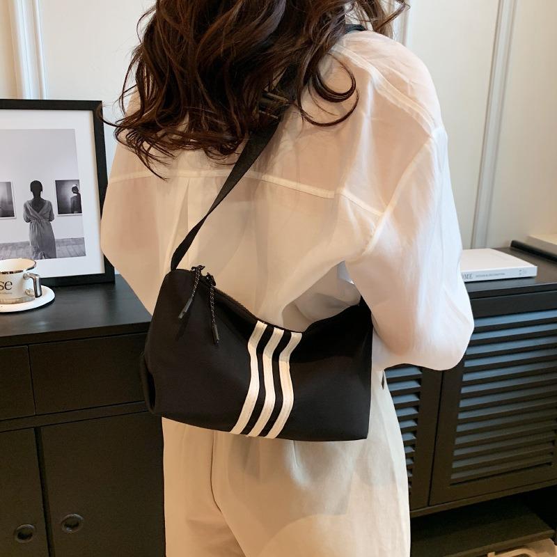 Summer fashion trendy sports style small square bag women's new summer sweet and cool hot girl style texture messenger bag bag