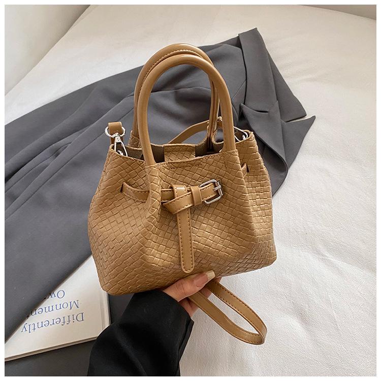 

Premium texture small bag women s 2025 new retro versatile messenger bag exquisite woven portable bucket bag хаки