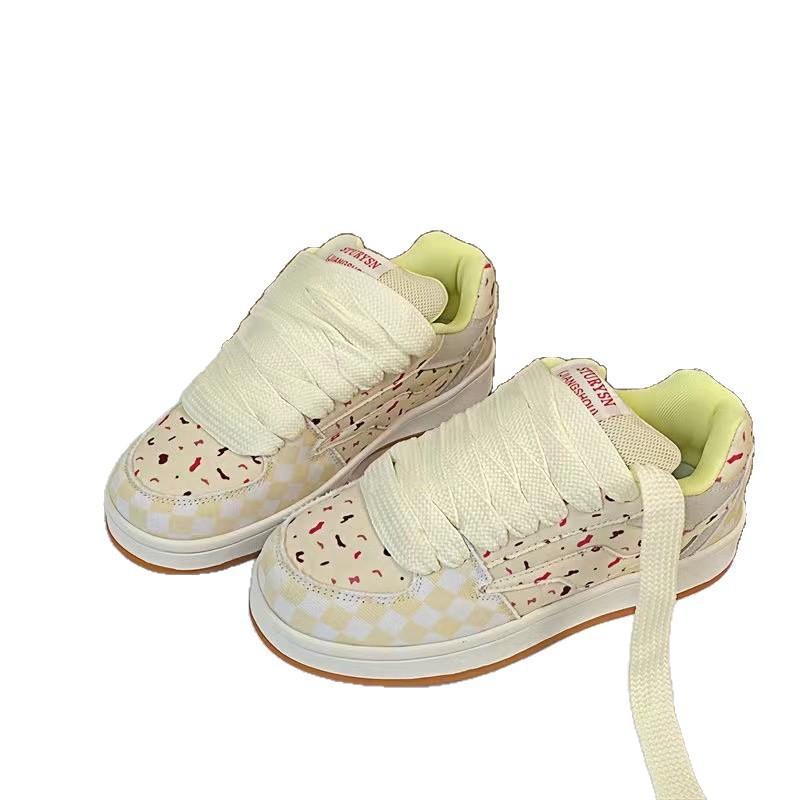 Korean version of student leisure niche design sense board shoes tide 2025 new Harajuku port style flat bottom street shooting sports shoes women