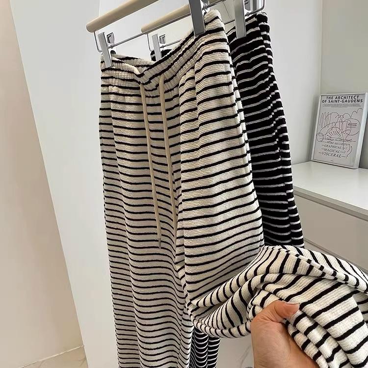 Autumn/Winter Women's Black & White Striped Fleece-Lined Wide-Leg Pants for Slimming Drape, Petite 145-150