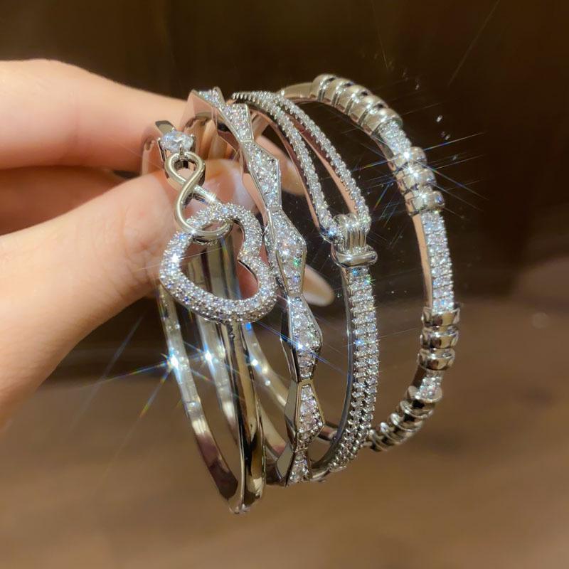 Trendy Geometric Clasp Bracelet with Japanese and Korean Cubic Zirconia - Retro Cool Style, Light Luxury Hand Chain Jewelry.