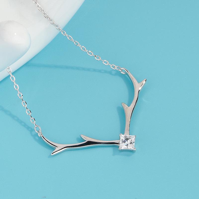 

Elegant Reindeer Antler Necklace: Diamond-Studded Pendant with Clavicle Chain for Women