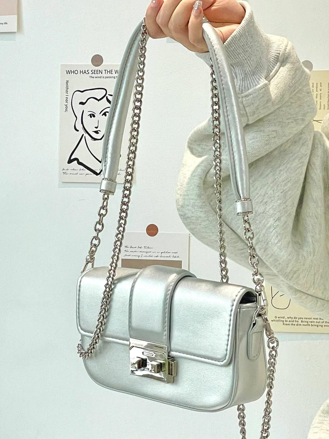 

2024 осень новый простой темперамент маленькая квадратная сумка универсальная цепочка женская сумка-багет сумка подмышкой сумка через плечо сумка-мессенджер серебряный