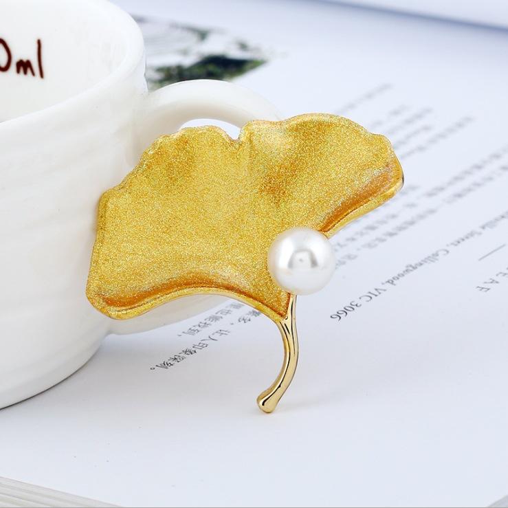 

New temperament elegant ginkgo biloba pearl brooch versatile sweater coat simple corsage high-end pin with accessories