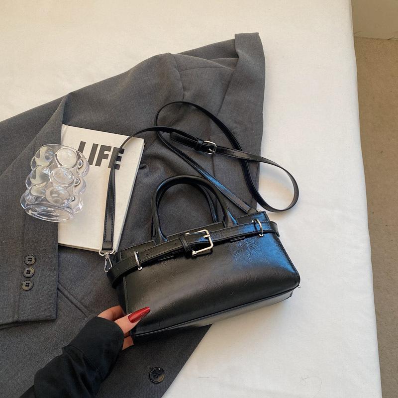 Small bag women's spring and summer versatile new fashion niche design messenger bag portable small bag