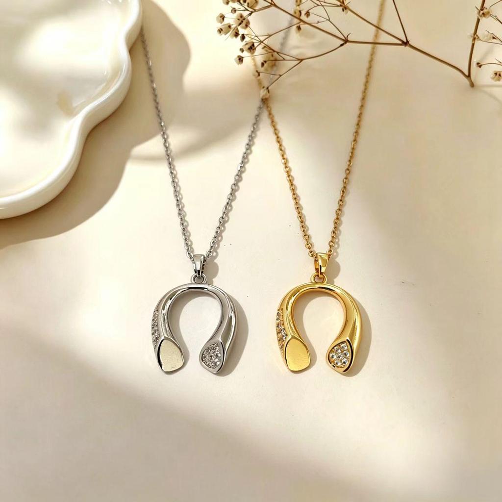 European & American Horseshoe Pendant - Women's Light Luxury Versatile Fashion Accessory.