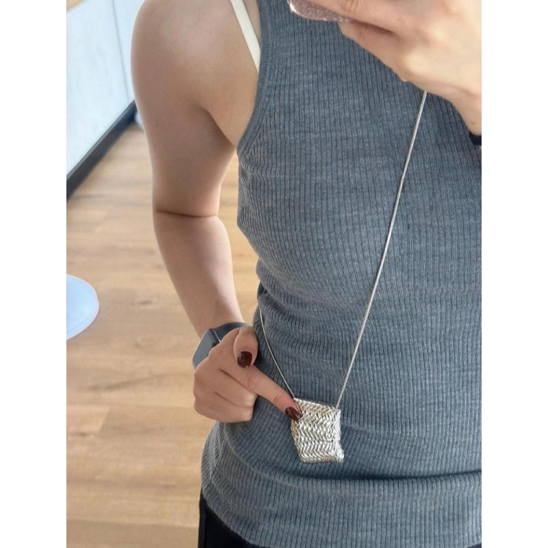 Habl Blogger-Style Water Purifier Pendant Necklace: Versatile Women's Accessory, Ideal for Layering with Sweaters.
