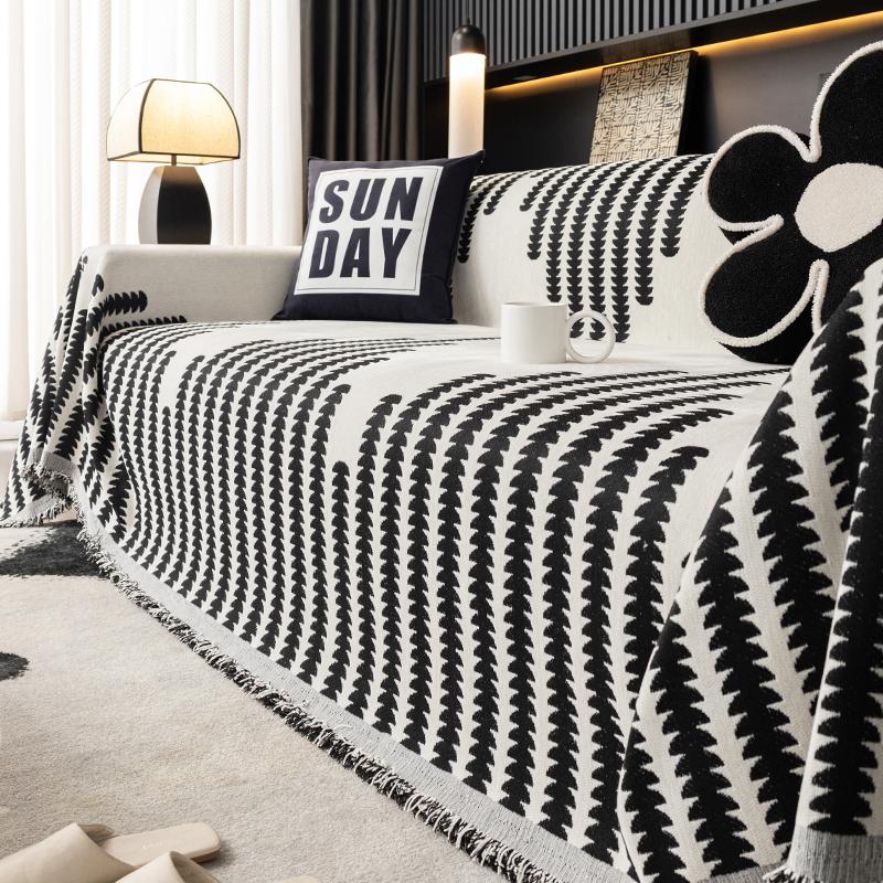 Ręczniki na sofę są wszechstronne i minimalistyczne przez cały rok, a pokrowce przeciwkurzowe służą do dekoracji salonu i kuchni.